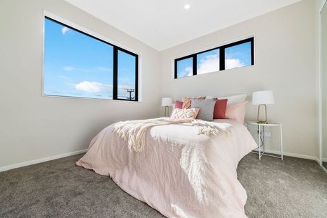 Photo of property in 2/3 Royal View Road, Te Atatu South, Auckland, 0610