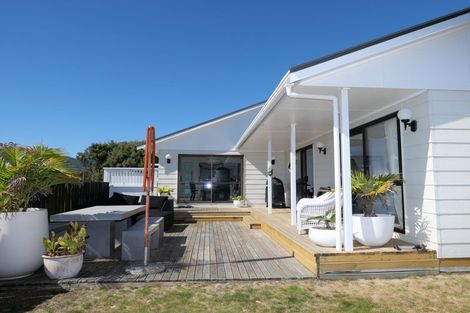 Photo of property in 27 Titoki Road, Waikanae Beach, Waikanae, 5036