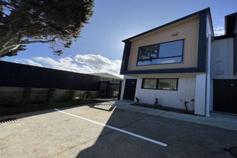 Photo of property in 10/11 Scanlen Terrace, Kelston, Auckland, 0602