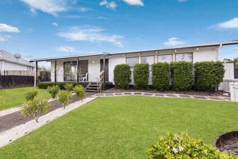 Photo of property in 11 Foyle Place, Glendene, Auckland, 0602