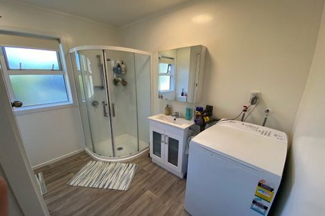 Photo of property in 32 Kenmore Street, Newlands, Wellington, 6037