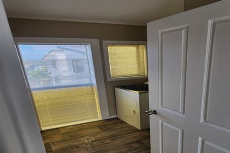 Photo of property in 623 Glenfield Road, Totara Vale, Auckland, 0629