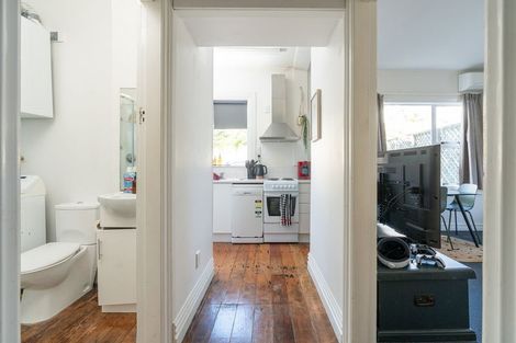 Photo of property in 8 Shannon Street, Mount Victoria, Wellington, 6011