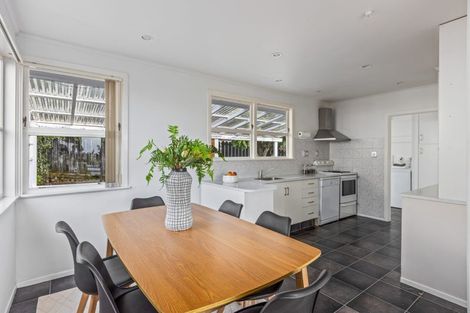 Photo of property in 1/8 Ludlow Terrace, Totara Vale, Auckland, 0627