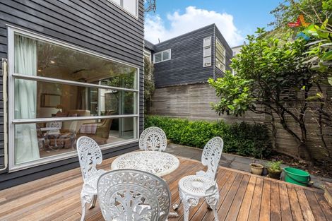 Photo of property in 2 Tiketike Way, Brooklyn, Wellington, 6021