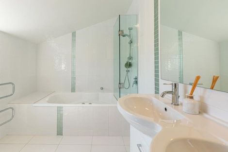 Photo of property in 102 Bassett Road, Remuera, Auckland, 1050