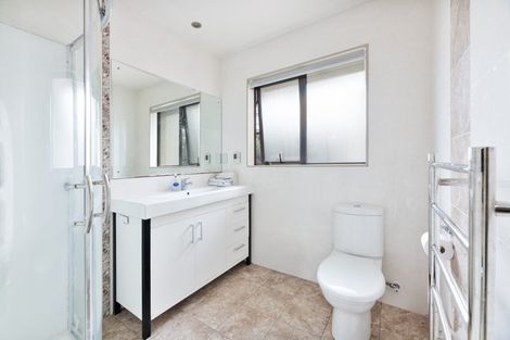 Photo of property in 112 Lake Panorama Drive, Henderson Valley, Auckland, 0612