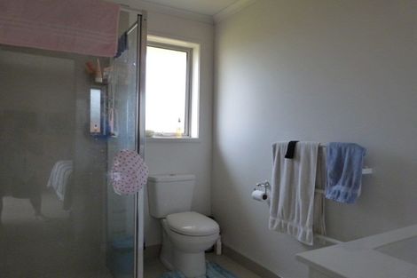 Photo of property in 8 Kamahi Place, One Tree Point, 0118