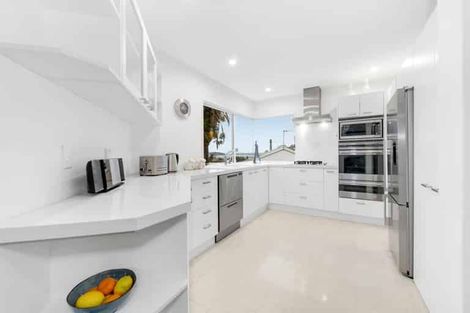 Photo of property in 18 Marina View Drive, West Harbour, Auckland, 0618