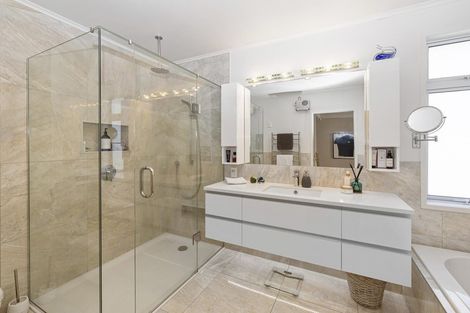 Photo of property in 34 Covil Avenue, Te Atatu South, Auckland, 0610