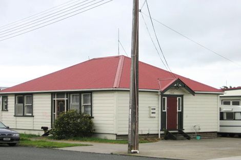 Photo of property in 2 Awaroa Road, Helensville, 0800