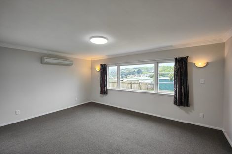 Photo of property in 9 Kereru Bend, Tawa, Wellington, 5028