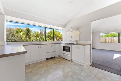 Photo of property in 2/52 Donald Street, Stanmore Bay, Whangaparaoa, 0932