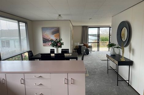 Photo of property in 72 Totaravale Drive, Totara Vale, Auckland, 0629