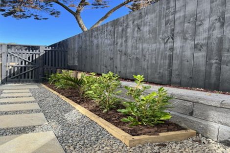 Photo of property in 10/11 Scanlen Terrace, Kelston, Auckland, 0602