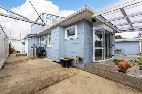 Photo of property in 8 York Crescent, Westown, New Plymouth, 4310