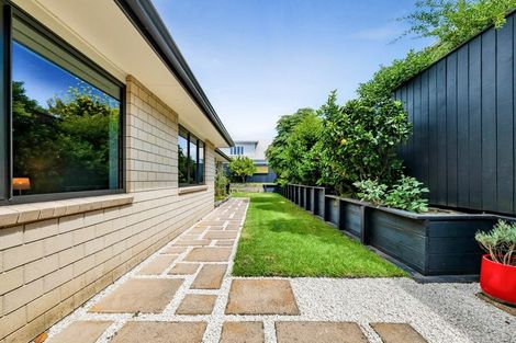 Photo of property in 28 Paynters Avenue, Strandon, New Plymouth, 4312