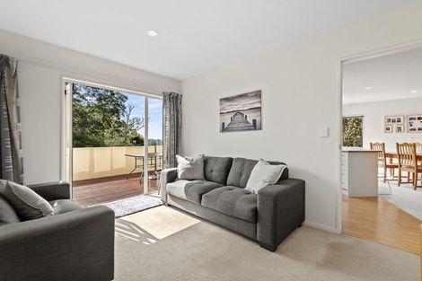 Photo of property in 8 Greenleaf Way, Northcross, Auckland, 0630