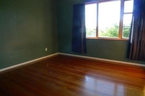 Photo of property in 18 Warrington Grove, Newlands, Wellington, 6037