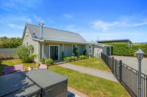 Photo of property in 99 Jellicoe Street, Martinborough, 5711