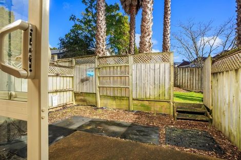 Photo of property in 4/31 Fields Parade, Oteha, Auckland, 0632