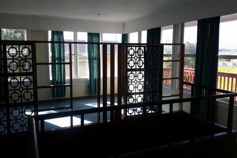 Photo of property in 18 Sulphur Beach Road, Northcote Point, Auckland, 0627