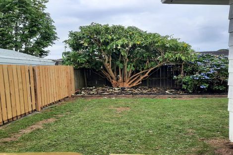 Photo of property in 2/27 Mon Desir Place, Manurewa, Auckland, 2102