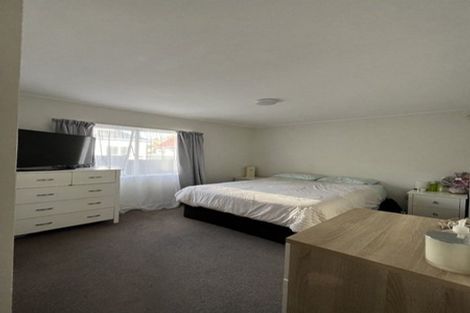 Photo of property in 2/17 Lambrown Drive, Totara Vale, Auckland, 0629