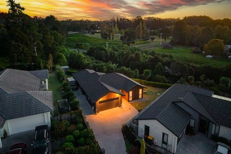 Photo of property in 13 Vogwill Road, Kumeu, 0810