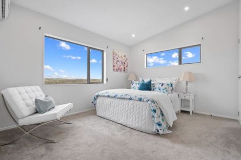 Photo of property in 2 Dhaka Lane, Ranui, Auckland, 0612