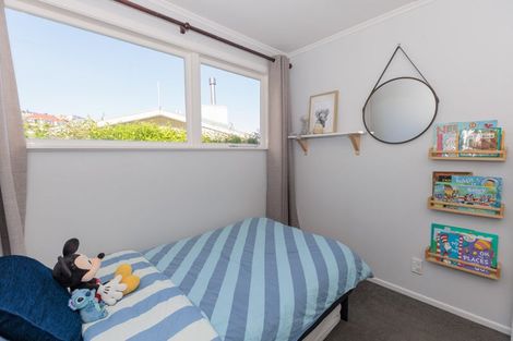 Photo of property in 10 Cotswold Crescent, Newlands, Wellington, 6037