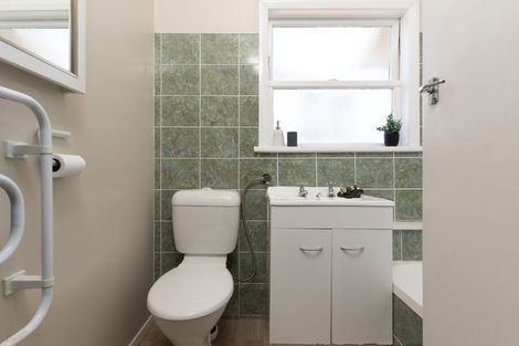 Photo of property in 7b Romney Square, Tawa, Wellington, 5028