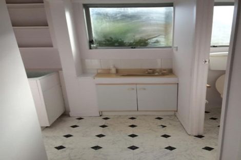 Photo of property in 6 Sampson Lane, Northcote, Auckland, 0627