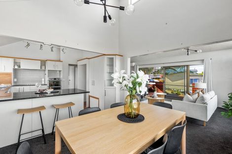 Photo of property in 8a Orewa Heights Crescent, Orewa, 0931