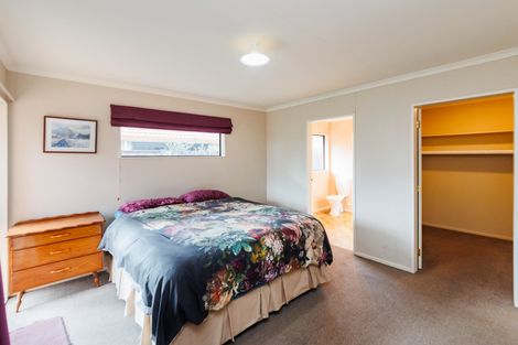 Photo of property in 1 Alpine Grove, Kelvin Grove, Palmerston North, 4414