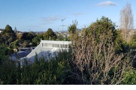 Photo of property in 2/85 Raleigh Road, Northcote, Auckland, 0627