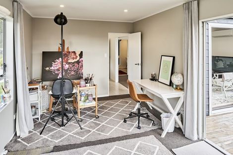 Photo of property in 18 Bloomsbury Grove, Newlands, Wellington, 6037