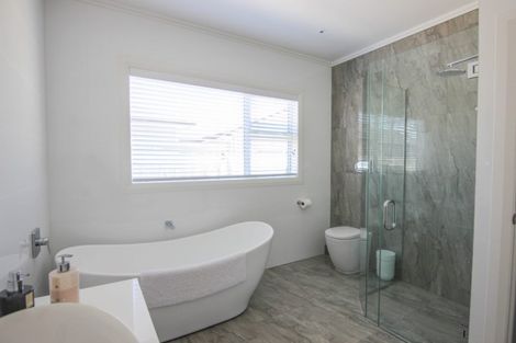 Photo of property in 4 Robert Might Road, Kumeu, 0810