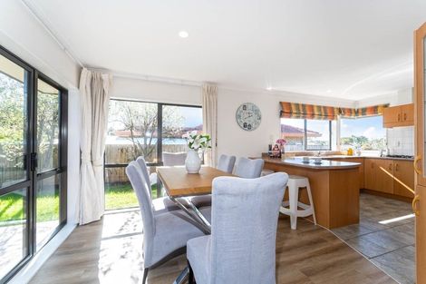 Photo of property in 17 Copplestone Place, New Lynn, Auckland, 0600