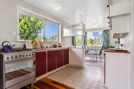 Photo of property in 7 Verena Place, Green Bay, Auckland, 0604