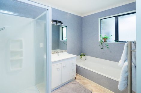 Photo of property in 10 Boston Parade, Kelvin Grove, Palmerston North, 4414