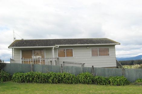 Photo of property in 4 Sarah Street, Waikawa Beach, Levin, 5573
