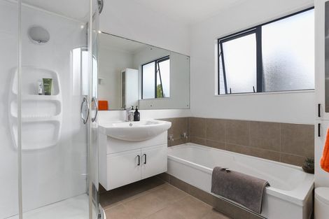 Photo of property in 17 Longview Rise, Massey, Auckland, 0614