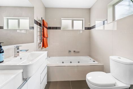 Photo of property in 80 Rising Parade, Fairview Heights, Auckland, 0632