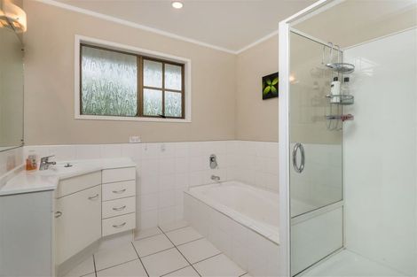 Photo of property in 33 James Evans Drive, Northcote, Auckland, 0627