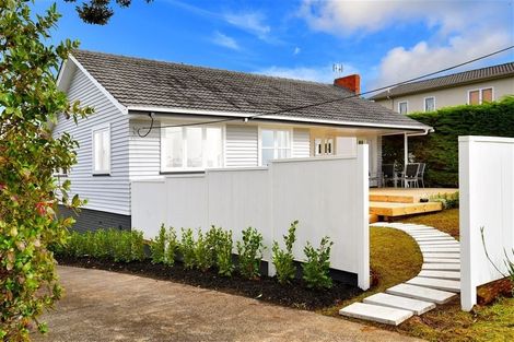 Photo of property in 2/284 East Coast Road, Forrest Hill, Auckland, 0620