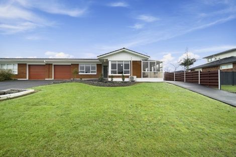 Photo of property in 2a Kurnell Drive, Botany Downs, Auckland, 2010