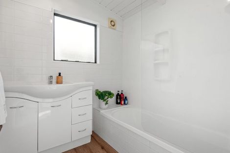 Photo of property in 2/31 Kiteroa Terrace, Rothesay Bay, Auckland, 0630