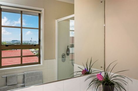 Photo of property in 33 James Evans Drive, Northcote, Auckland, 0627