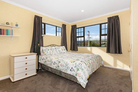 Photo of property in 68 Kiwi Crescent, Tawa, Wellington, 5028